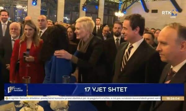 Osmani e përqafon Ritën, Kurtin e përshendet me ftoftësi gjatë pritjes për 17 shkurt