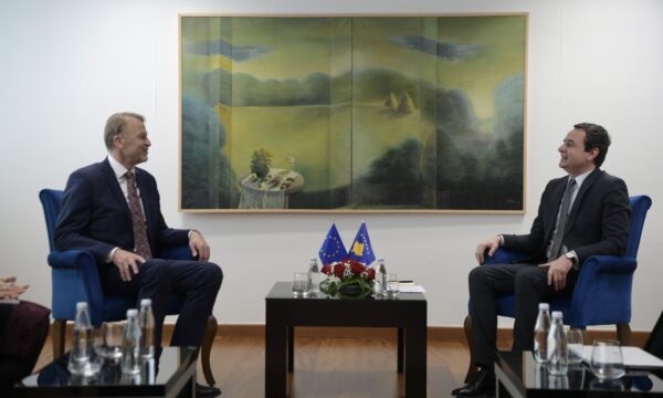 Ambasadori i BE-së takoi krerët e partive për “hapat e ardhshëm” pas zgjedhjeve