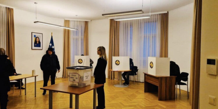 Mbi 20 mijë qytetarë u regjistruan për të votuar në konsullata, dolën rreth 5 mijë më pak