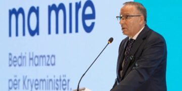 Hamza, mësimdhënësve: Ishit aty kur shtëpitë u bënë shkolla e librat ruheshin si thesarë