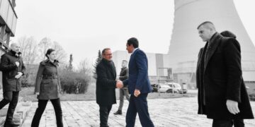 Prapaskenat e bisedave në WhatsApp – linçimi i kryeinxhinierit, shkak tenderi për të afërmit e deputetit