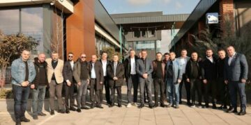 AAK: Daut Haradinaj takon grupe që po vijnë nga diaspora në përkrahje të Kosovës Fituese