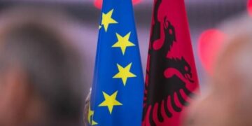 Trump pezulloi fondet e asistencës, delegacioni i BE: Do vijojmë mbështetjen për Shqipërinë