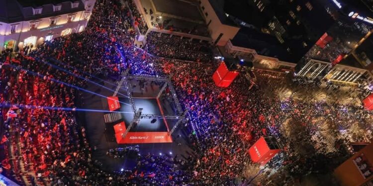 Analistët tallen me pjesëmarrjen e zbehtë në tubimin e VV’së në Prishtinë