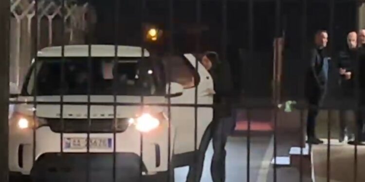 Gruaja e Veliajt mbërrin nga Roma në Shqipëri, ndalohet sapo zbret në Rinas