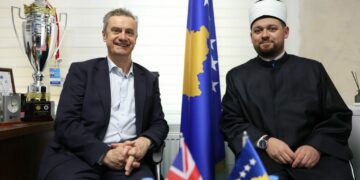 Ambasadori britanik pritet me nderime të veçanta në një xhami të Prishtinës