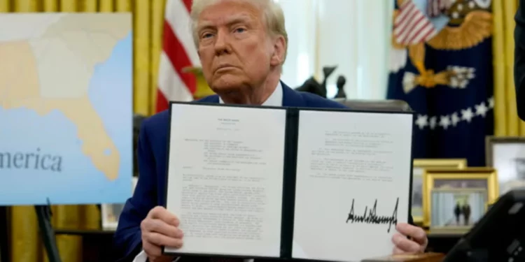 “Do merrni të njëjtin taksim mbrapsht”/ Trump firmos memorandumin e tarifave reciproke: As më shumë, as më pak