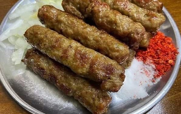 Në Shkup organizohet “Liga e kampionëve në ngrënien e qebapëve”, më i shpejti fiton 500 euro!