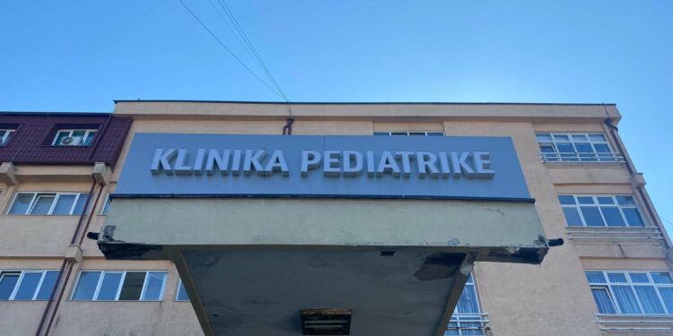 Klinika e Pediatrisë së vjetër në QKUK tash e 24 orë pa rrymë, ankohen prindërit – flasin nga QKUK