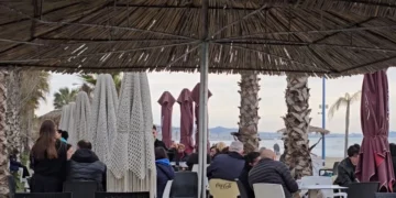 Kosovarët ia mësyjnë Durrësit për pavarësi, fundjavë e ngarkuar për hotelet