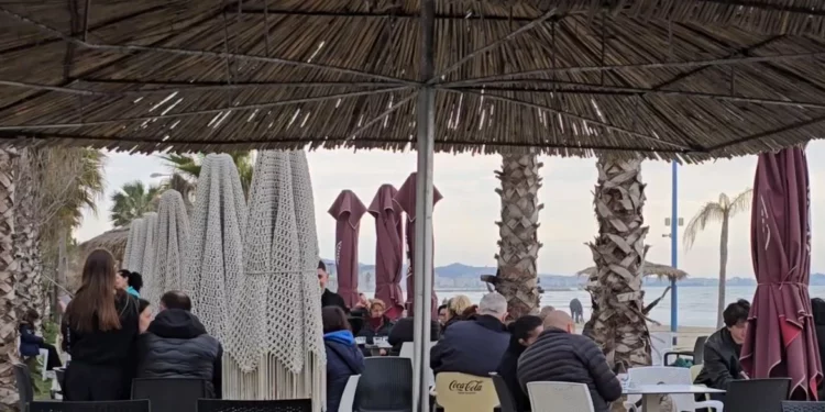 Kosovarët ia mësyjnë Durrësit për pavarësi, fundjavë e ngarkuar për hotelet