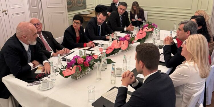 Komisionerja e BE-së mbledh liderët e Ballkanit Perëndimor