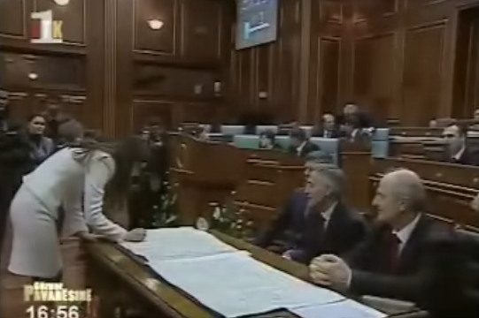 Çitaku publikon videon duke e nënshkruar deklaratën e pavarësisë dhe rrëfimin e saj për 17 Shkurtin: Kisha një sekret