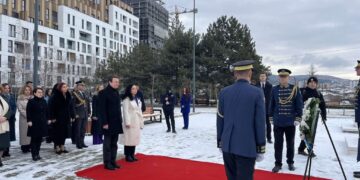 17 vjet shtet- Kurti e Osmani bëjnë homazhe te varri i Adem Demaçit