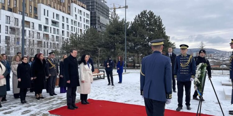 17 vjet shtet- Kurti e Osmani bëjnë homazhe te varri i Adem Demaçit