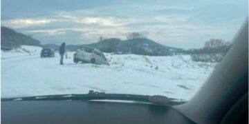 Bora zë shtetin në “gjumë”- Rruga Podujevë-Prishtinë e papastruar, vetura përfundon jashtë saj