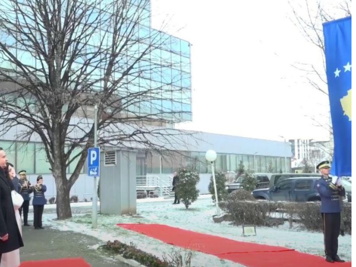 Skandal i protokollit: Flamuri i Kosovës vendoset mbrapsht në ceremoninë para Qeverisë e Kuvendit