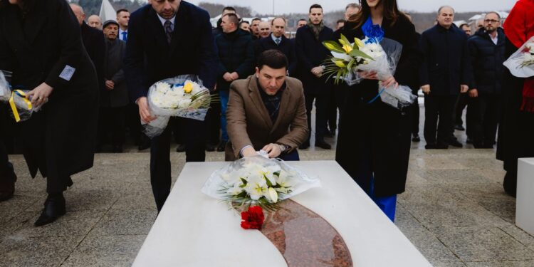 PDK bën homazhe në Prekaz, Krasniqi: Aty ku lufta heroike e familjes Jashari u kthye në themel të shtetit tonë