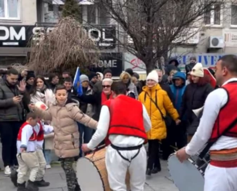 Atmosferë festive në 17 vjetorin e pavarësisë, këngë e valle në sheshin e Prishtinës