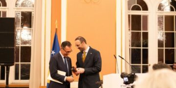 Ministri gjerman e merr një kavanoz me ajvar për 17 vjetorin e pavarësisë  të prodhuar nga “Gratë e Krushës”