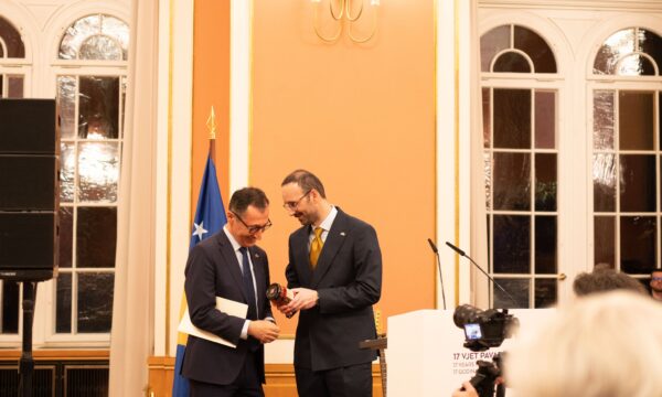 Ministri gjerman e merr një kavanoz me ajvar për 17 vjetorin e pavarësisë të prodhuar nga “Gratë e Krushës”