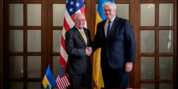 Kryediplomati ukrainas bisedon për “paqe të qëndrueshme” me emisarin e SHBA-së