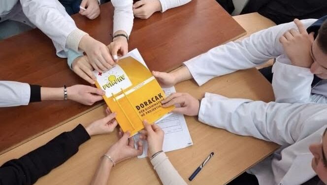 Mbështetur nga Kryqi i Kuq mbahet punëtoria “Promovimi i Vlerave Humane” në shkollën “Dr Xheladin Deda” në Mitrovicë