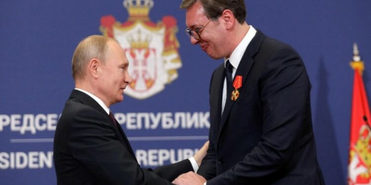 Serbia ‘gabimisht’ mbështet rezolutën për Ukrainën, Vuçiq kërkon falje