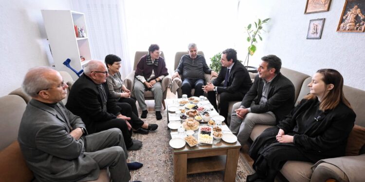 Kurti: Nuk do të ndalemi së kërkuari drejtësi për Astritin dhe asnjëherë nuk do ta harrojmë rrugën që na tregoi Baca Adem