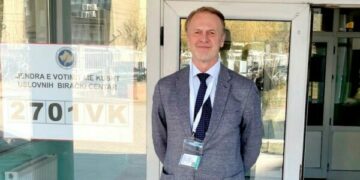 Ambasadori i BE-së viziton një qendër votimi në Vushtrri, ka një mesazh për popullin e Kosovës