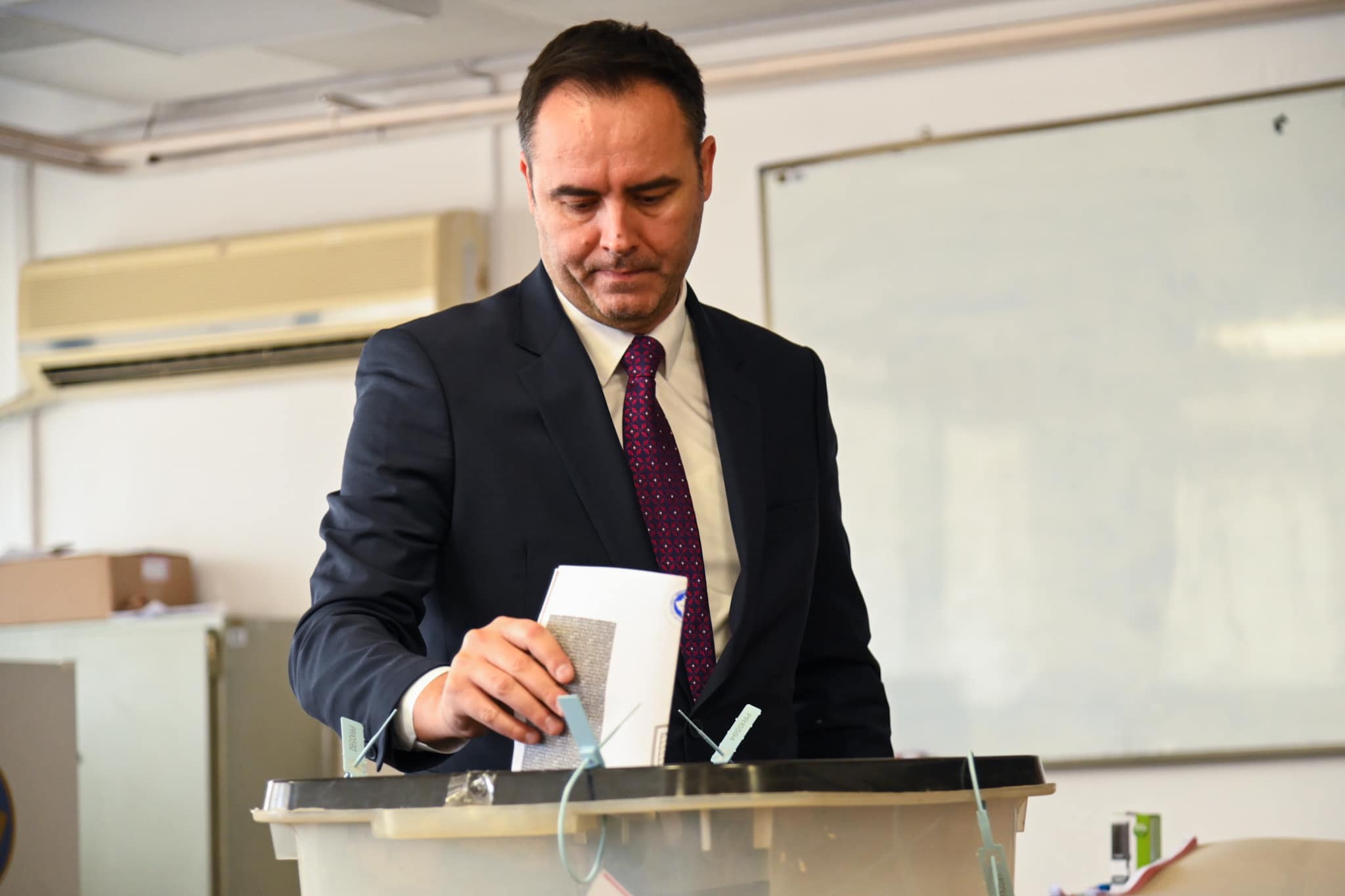 Voton kryetari i Kuvendit, Glauk Konjufca: Në demokraci fjala kryesore është e popullit