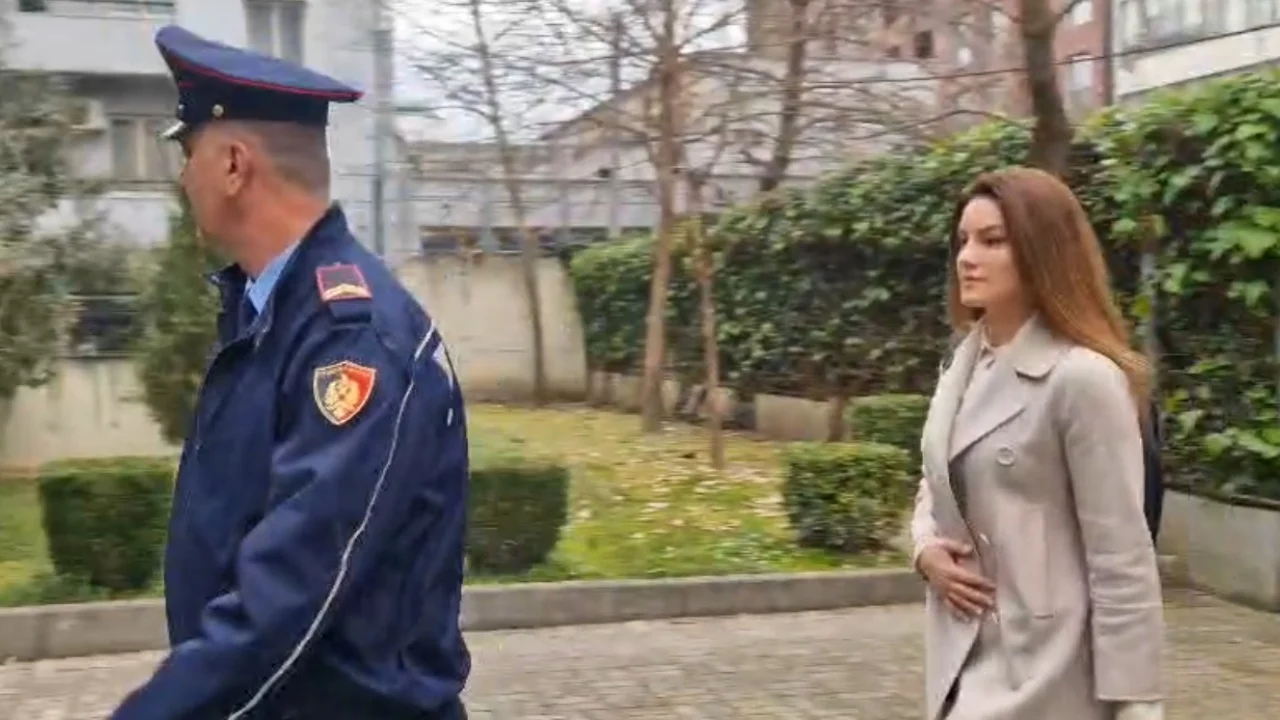 Momenti kur bashkëshortja e Erion Veliajt mbërrin në GJKKO e shoqëruar nga forcat policore