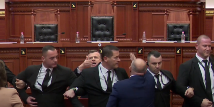 Tensione në Kuvendin e Shqipërisë, deputeti i PD-së heq rripin e pantallonave për ta god’itur Ballën
