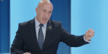 “As me postin e kryeministrit nuk bashkëpunoj me VV, Putinit a? S’i shkoj në takim”, Haradinaj thotë se ka një vit që s’ia jep as dorën Kurtit
