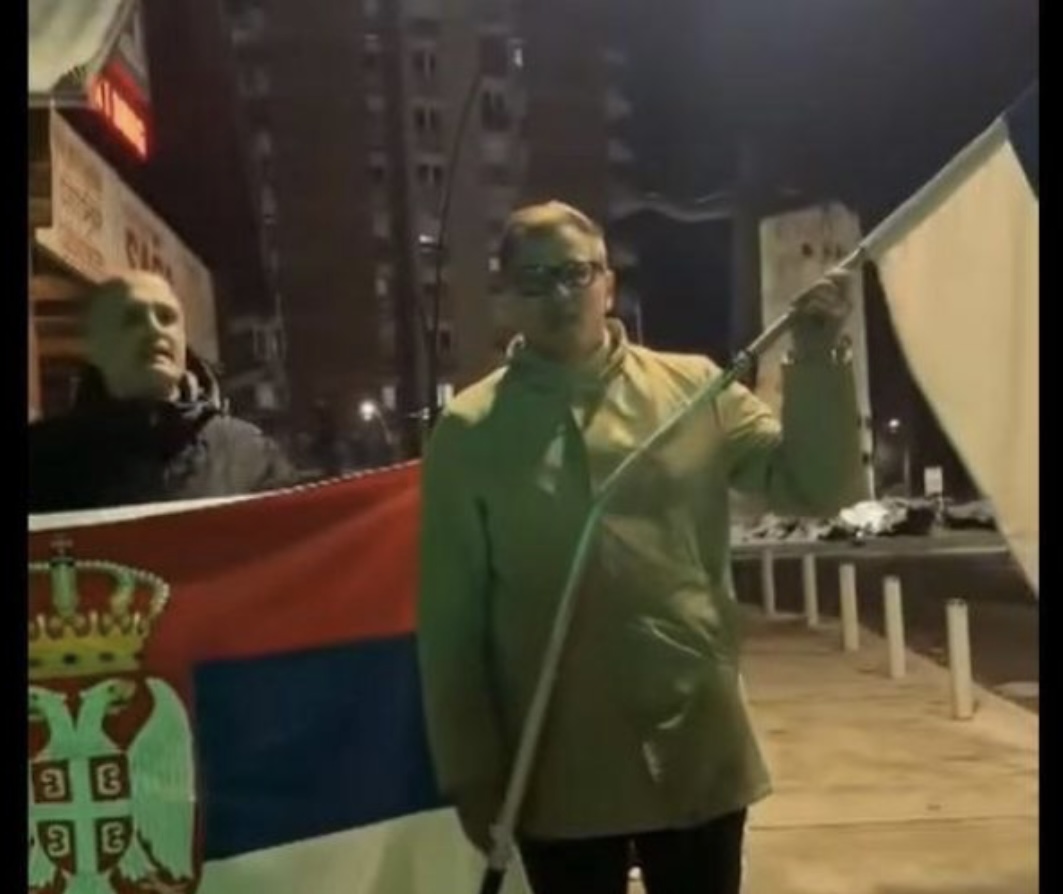 Pamje: Politikani serb del me flamuj rusë e serbë në jug të Mitrovicës, një shqiptar ia merr flamujt prej veturës