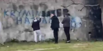 “Kryeministër hajvan” shkruhet edhe në muret në Pejë, por tre persona përkujdesen që ta fshinë shpejtë atë (Pamje)