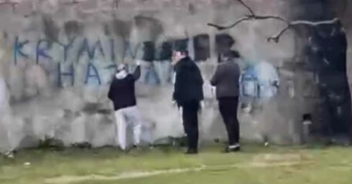 “Kryeministër hajvan” shkruhet edhe në muret në Pejë, por tre persona përkujdesen që ta fshinë shpejtë atë (Pamje)