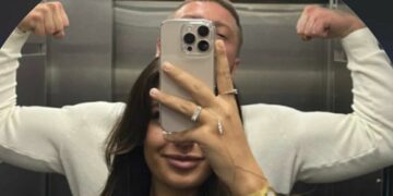 Fero i “fryhet” nuses së re, ia tregon muskujt në pasqyrë