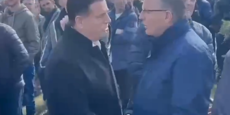 Hamza dhe Bahtiri takohen në varrimin e Bajram Qerkinit, shtrëngojnë duart miqësisht e bisedojnë pak