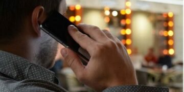 Franca dënon qytetarët të cilët flasin me zë të lartë me telefon