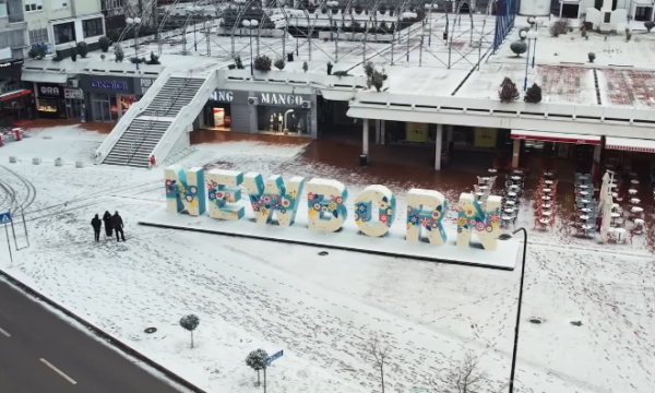 “It’s a beautiful day”, Rama ndan pamje të monumentit Newborn nën tingujt e një kënge