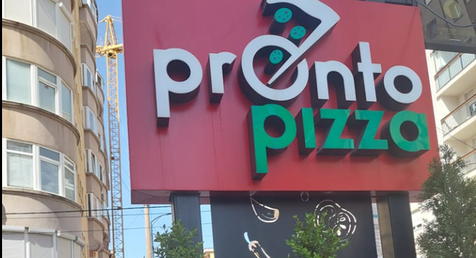 Klienti e sulmon kamerierin e Pronto Pizza në Fushë Kosovë, thotë se i transmetoi energji negative