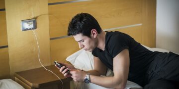 Këto janë rreziqet që kanosen nëse përdorim telefonin ndërkohë që është në adapter