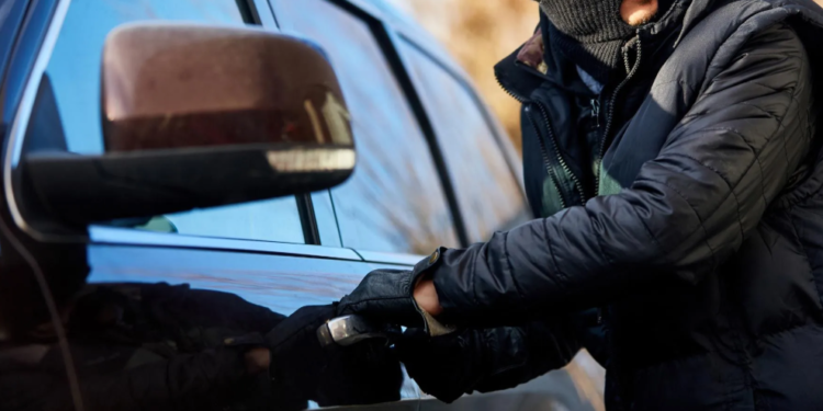 Hajnat ia vje’dhin veturën mërgimtarit nga oborri i shtëpisë në Ferizaj, kërkon ndihmë në Polici