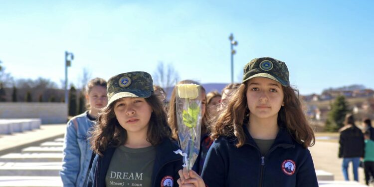 Vajzat e presidentes Osmani me shokë e shoqe vizitojnë kompleksin memorial të familjes Jashari