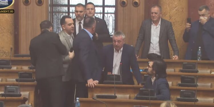 Pushteti në Serbi i krahason veprimet e opozitës serbe me ato të Albin Kurtit