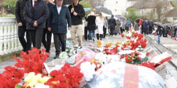 Haradinaj, nderon martirët e Pastaselit dhe Burimit: Gjaku i tyre nuk u derdh kot