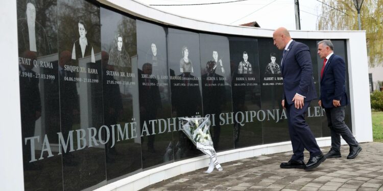 Haradinaj nderon të rënët e familjes Rama nga Obiliqi: Ishte lufta jonë çlirimtare ajo që na solli aleancën me NATO-n, të udhëhequr nga Amerika