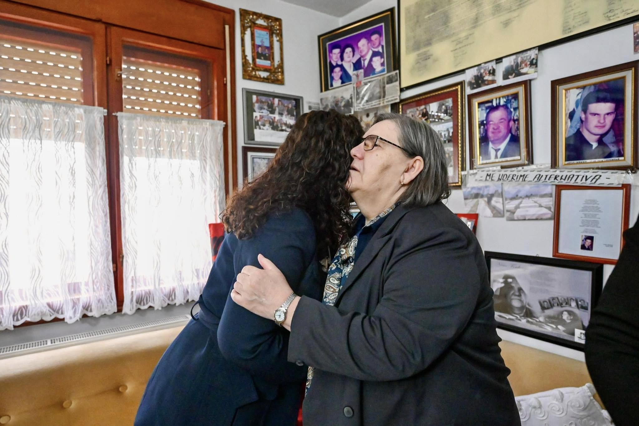 Osmani takon nënën Ferdonije në 26-vjetorin e rrëmbimit të djemve dhe burrit të saj:  Dhimbje e kauzë e gjithë Kosovës