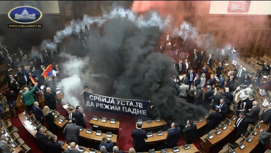 Tym e flakë në parlamentin e Serbisë, kërset grushti (Pamje)